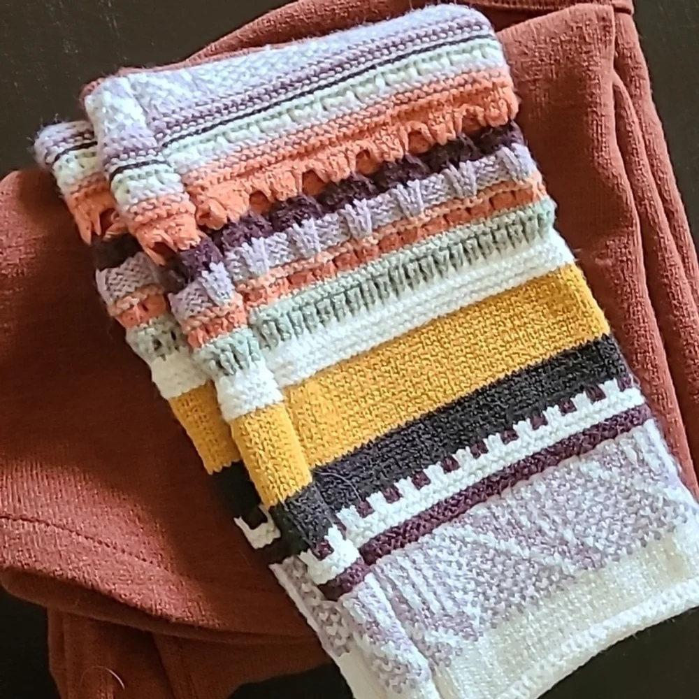 Easel for Angels from Los Angeles sz. S. Rust with Crochet sleeves. (#1302) - Picture 11 of 11